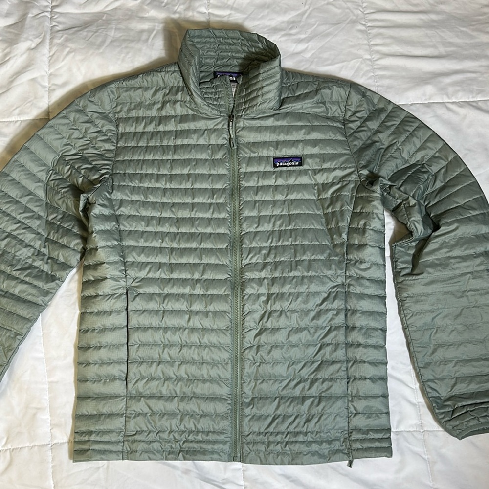 Patagonia light puffer jacket. Mens size Small. Green.